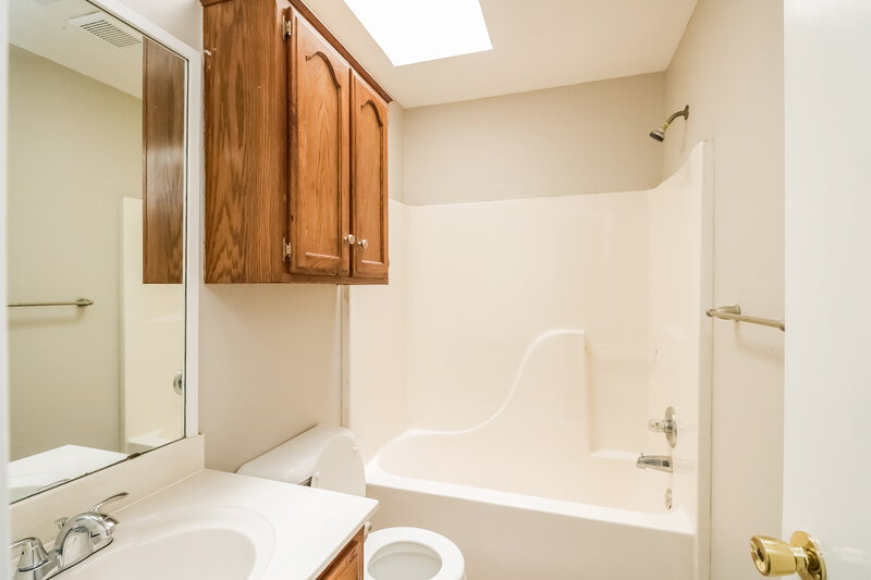 1,615/Mo, 2606 Briarcliff Dr Oklahoma City, OK 73170 Main Bathroom View