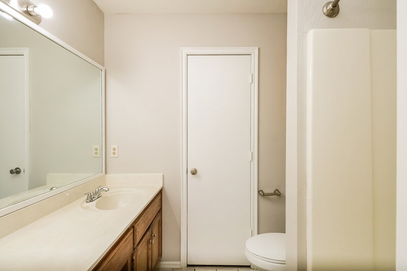 1,615/Mo, 2606 Briarcliff Dr Oklahoma City, OK 73170 Bathroom View 2