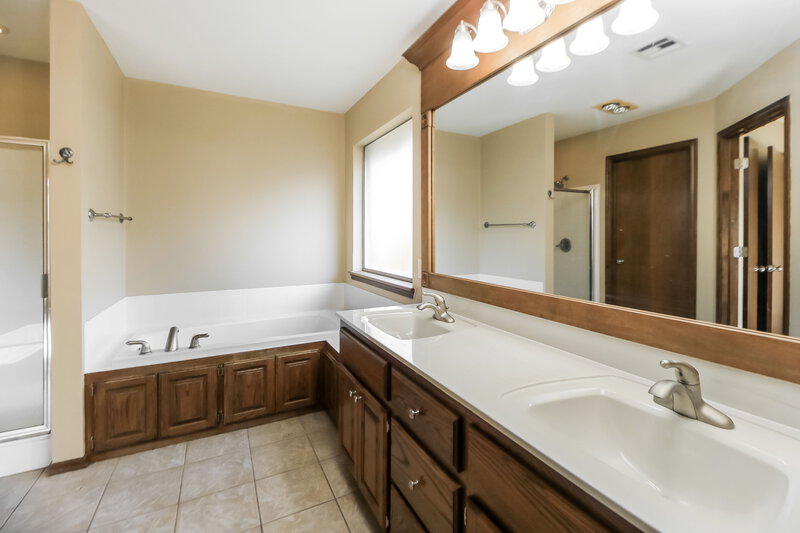 1,635/Mo, 3809 Windgate East St Oklahoma City, OK 73179 Main Bathroom View