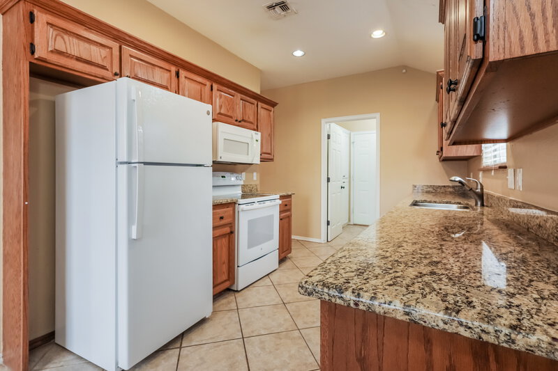 1,555/Mo, 8524 SW 37th St Oklahoma City, OK 73179 Kitchen View