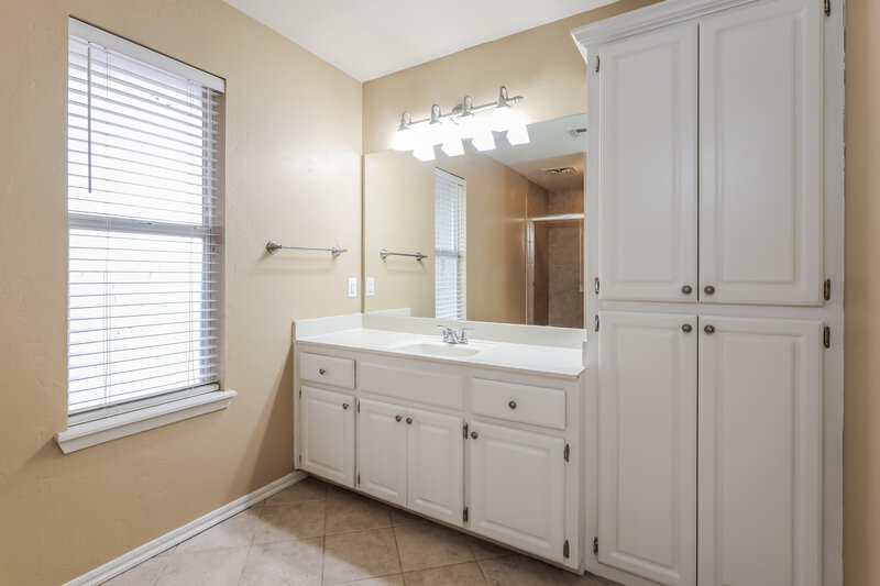 1,555/Mo, 8524 SW 37th St Oklahoma City, OK 73179 Main Bathroom View