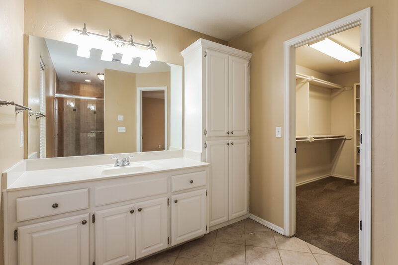 1,555/Mo, 8524 SW 37th St Oklahoma City, OK 73179 Main Bathroom View 2