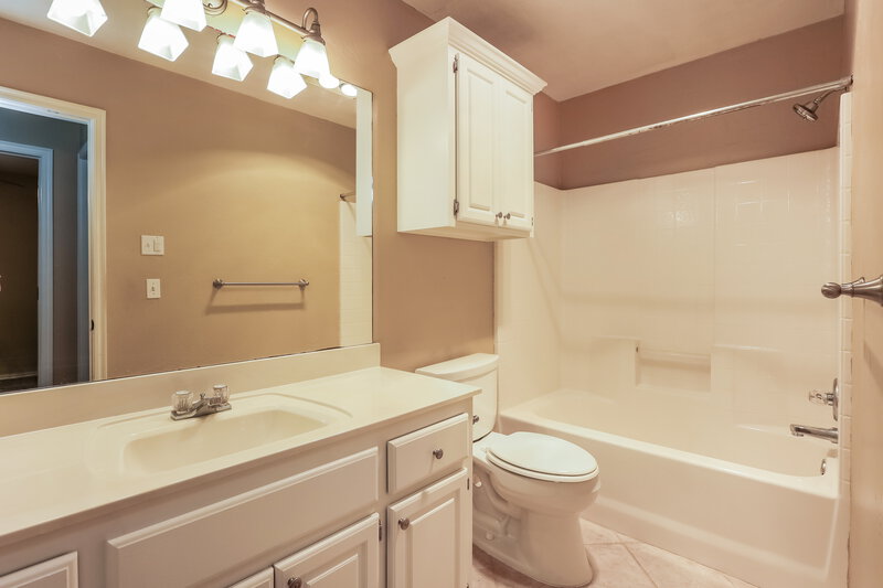 1,555/Mo, 8524 SW 37th St Oklahoma City, OK 73179 Bathroom View