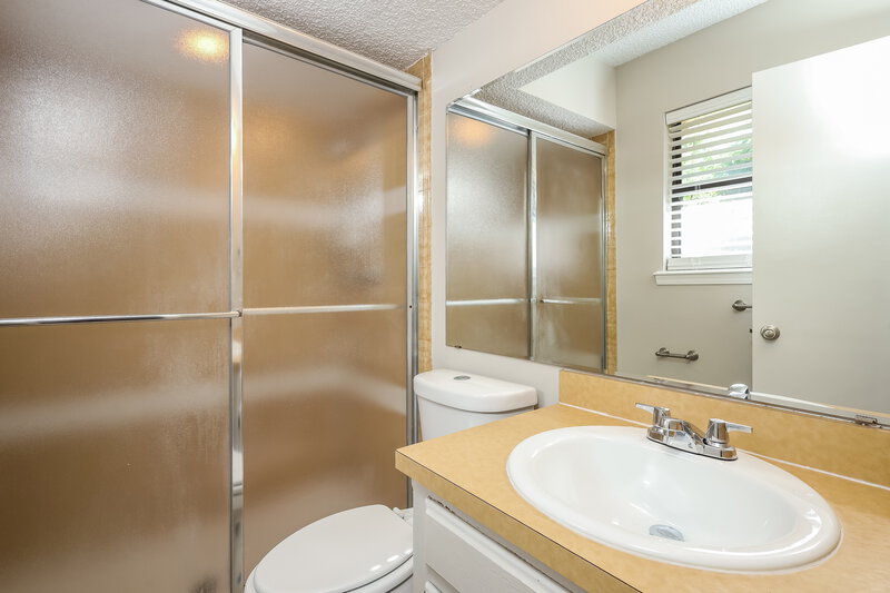 1,330/Mo, 2717 Paxton Pl Spencer, OK 73084 Main Bathroom View