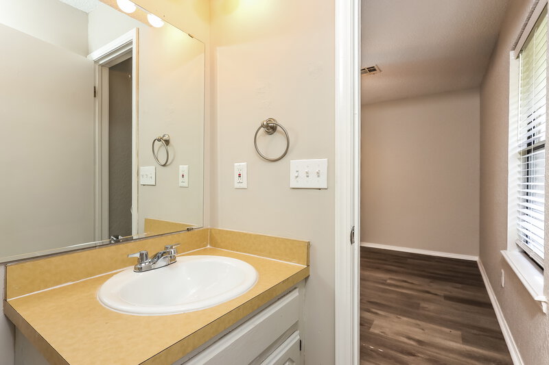 1,330/Mo, 2717 Paxton Pl Spencer, OK 73084 Bathroom View 2
