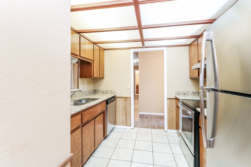 1,285/Mo, 10301 Birkenhead Rd Yukon, OK 73099 Kitchen View 2