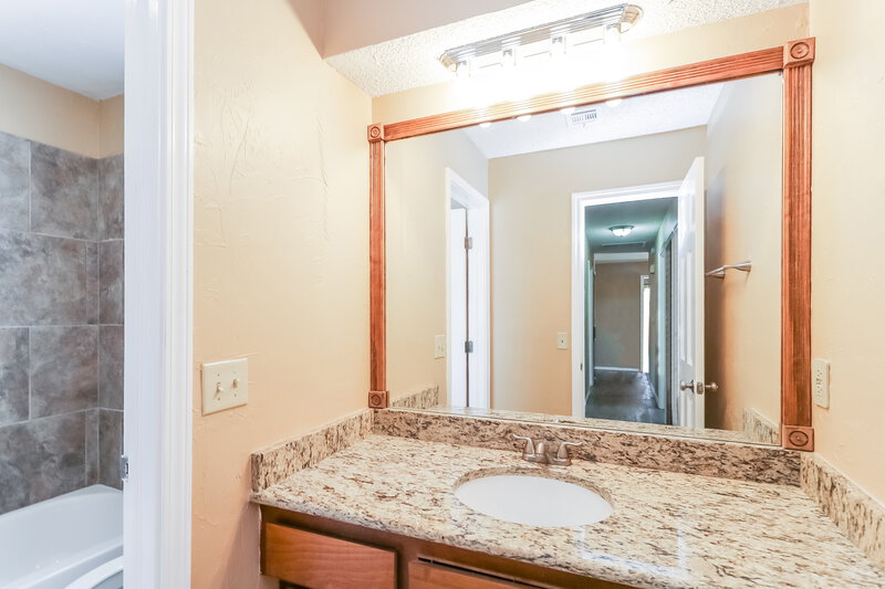 1,285/Mo, 10301 Birkenhead Rd Yukon, OK 73099 Main Bathroom View