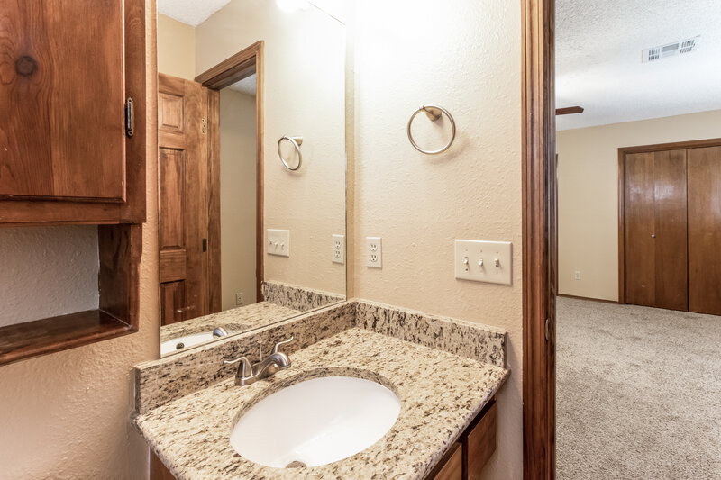 1,285/Mo, 10301 Birkenhead Rd Yukon, OK 73099 Bathroom View 3