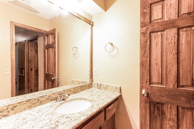 1,285/Mo, 10301 Birkenhead Rd Yukon, OK 73099 Bathroom View 4