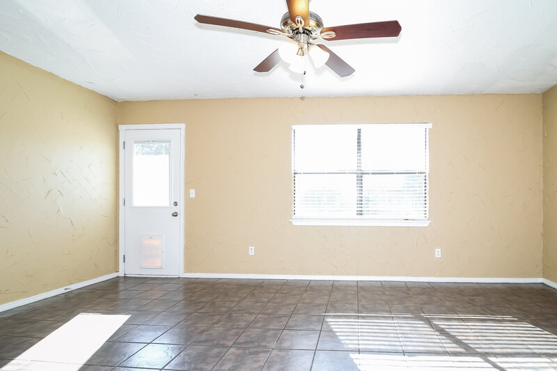 1,280/Mo, 205 Harrogate Dr Yukon, OK 73099 Living Room View