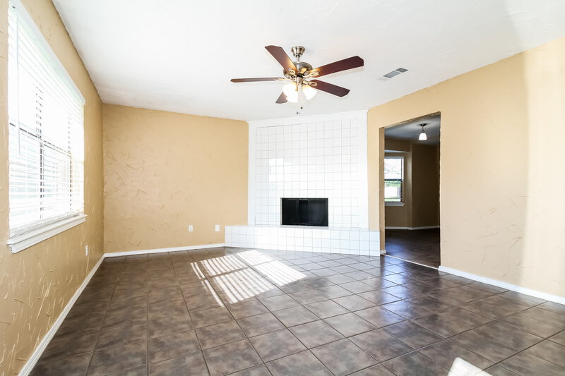 1,280/Mo, 205 Harrogate Dr Yukon, OK 73099 Living Room View 2