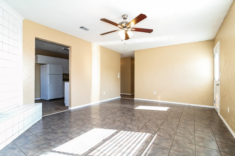 1,280/Mo, 205 Harrogate Dr Yukon, OK 73099 Living Room View 3