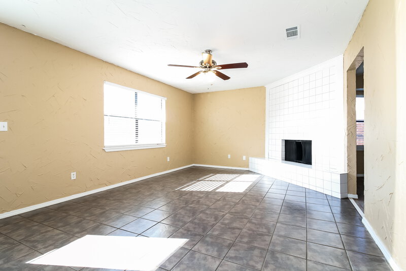 1,280/Mo, 205 Harrogate Dr Yukon, OK 73099 Living Room View 4