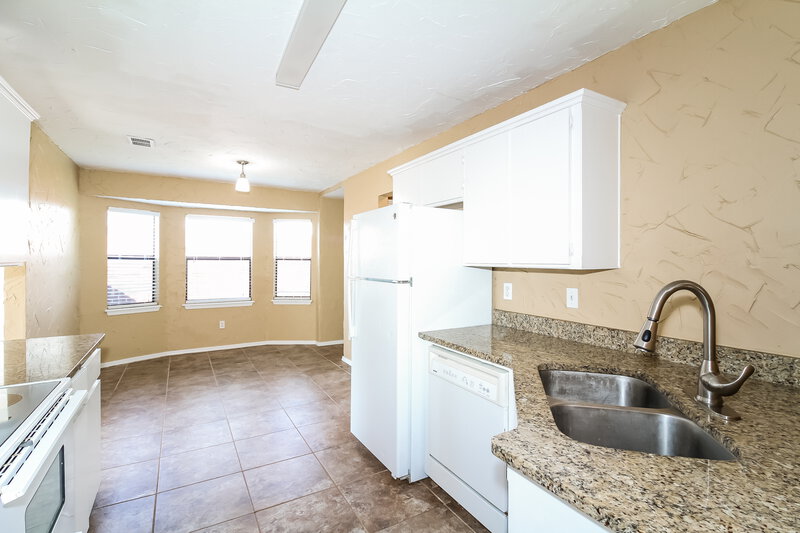1,280/Mo, 205 Harrogate Dr Yukon, OK 73099 Kitchen View 2