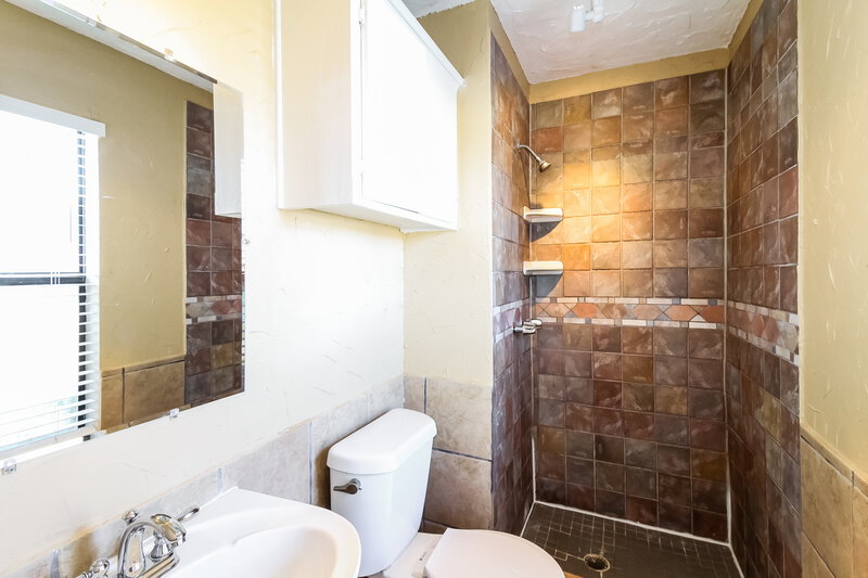 1,280/Mo, 205 Harrogate Dr Yukon, OK 73099 Main Bathroom View