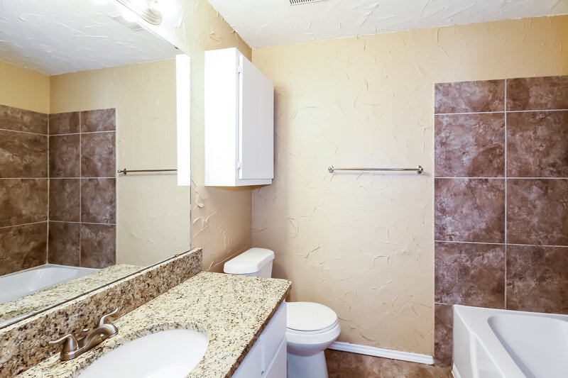 1,280/Mo, 205 Harrogate Dr Yukon, OK 73099 Bathroom View