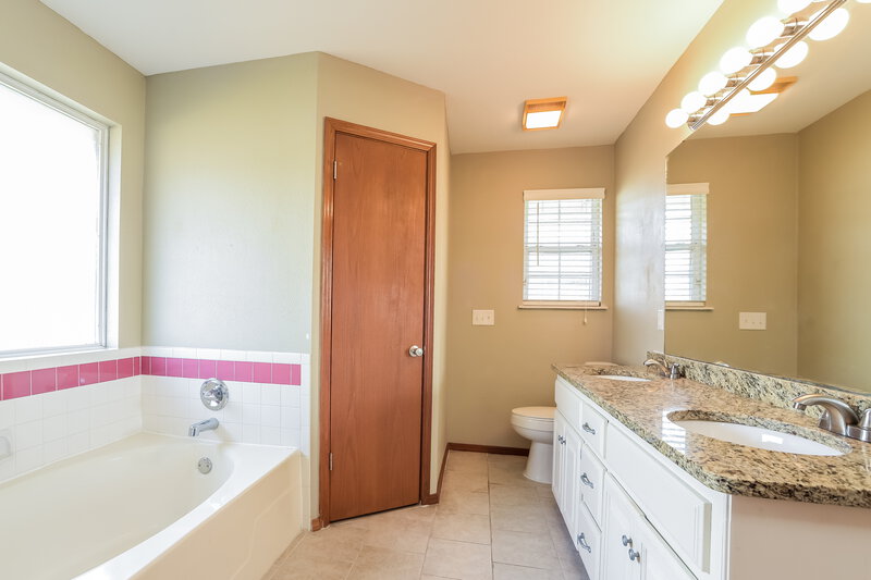 1,500/Mo, 6001 SE 84th St Oklahoma City, OK 73135 Main Bathroom View