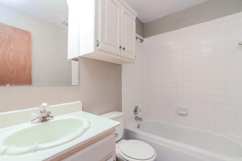 1,500/Mo, 6001 SE 84th St Oklahoma City, OK 73135 Bathroom View