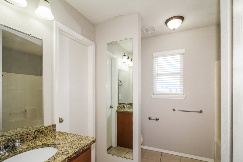 1,515/Mo, 5524 Del Creek Rd Oklahoma City, OK 73117 Main Bathroom View