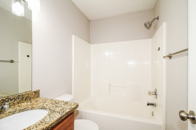1,515/Mo, 5524 Del Creek Rd Oklahoma City, OK 73117 Bathroom View