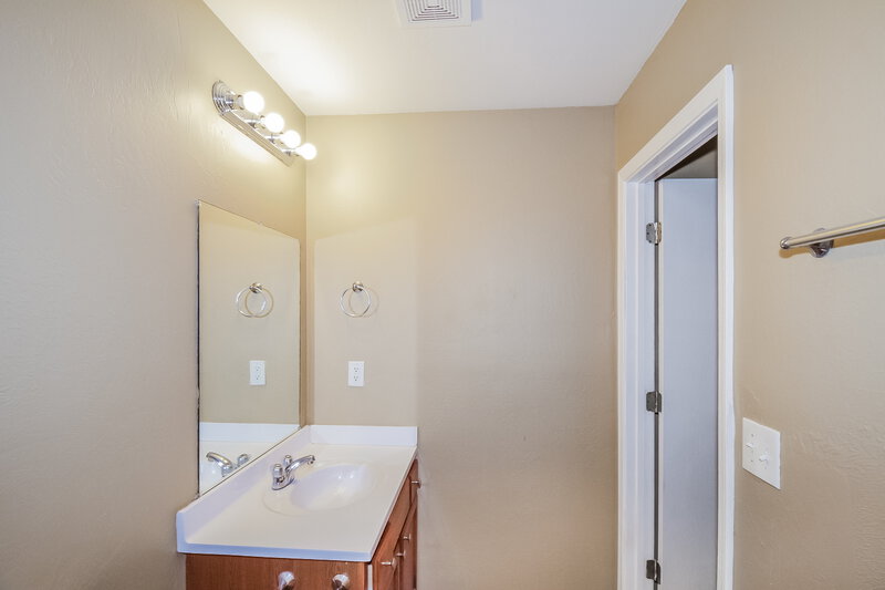 1,300/Mo, 8120 Rausch Ln Oklahoma City, OK 73135 Main Bathroom View