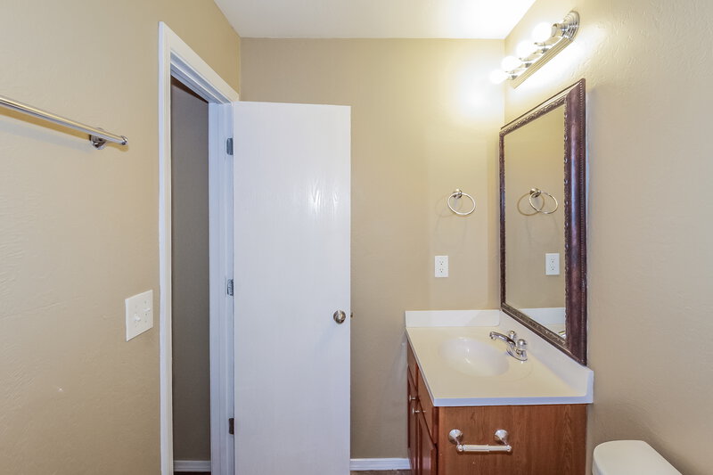 1,300/Mo, 8120 Rausch Ln Oklahoma City, OK 73135 Bathroom View