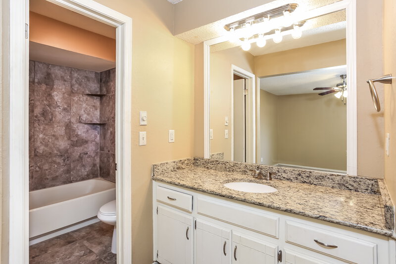1,276/Mo, 11909 Sagamore Dr Yukon, OK 73099 Master Bathroom View