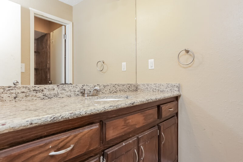 1,276/Mo, 11909 Sagamore Dr Yukon, OK 73099 Bathroom View