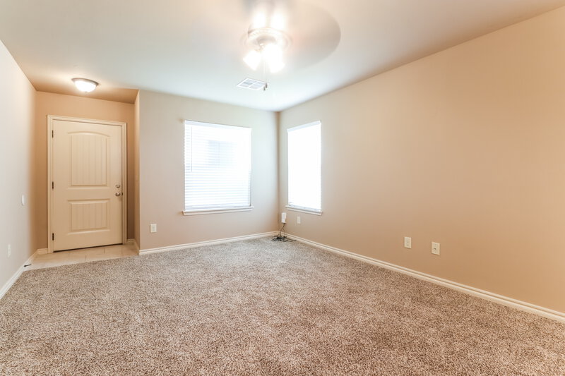 1,465/Mo, 421 Pearl St Yukon, OK 73099 Living Room View 2