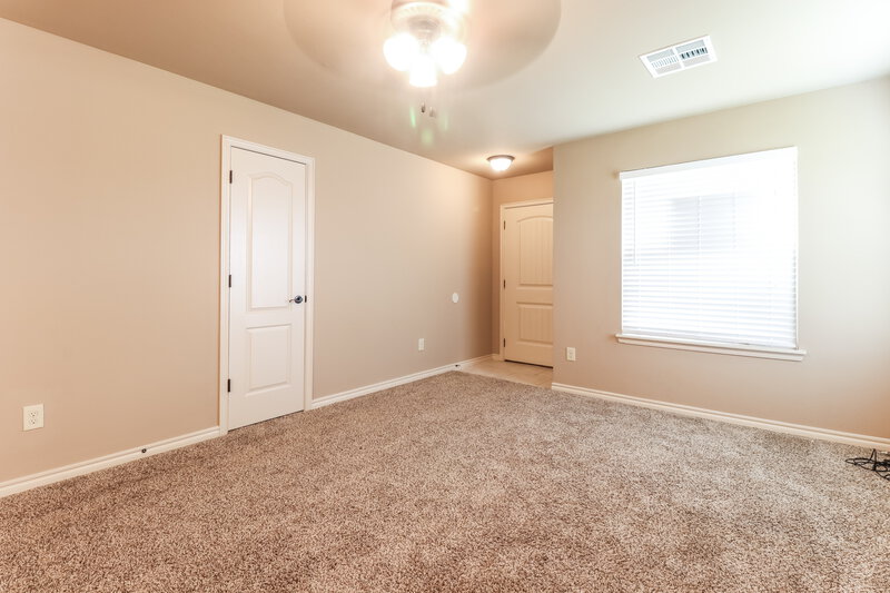 1,465/Mo, 421 Pearl St Yukon, OK 73099 Living Room View 3