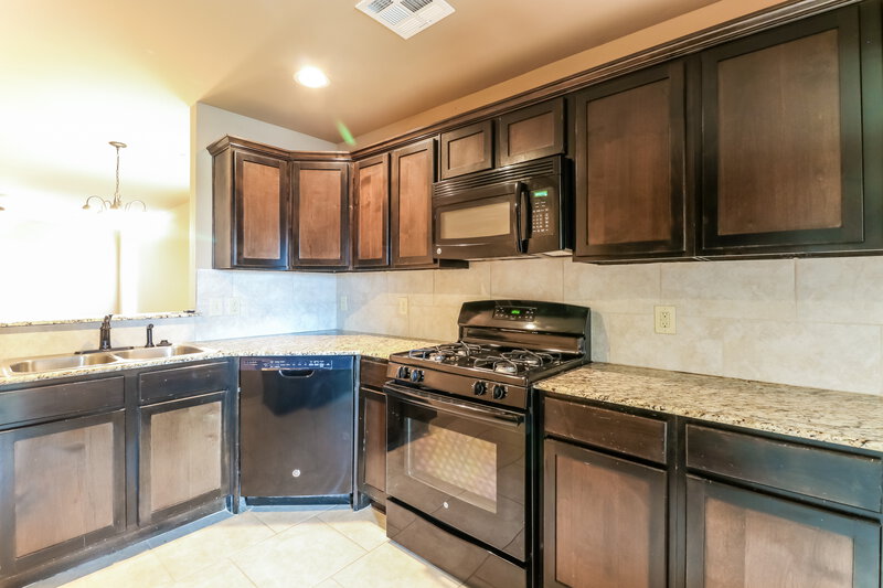 1,465/Mo, 421 Pearl St Yukon, OK 73099 Kitchen View