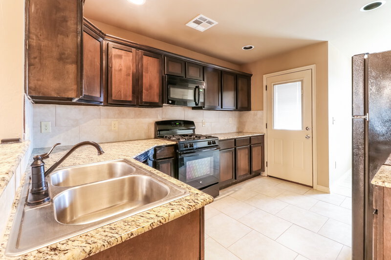 1,465/Mo, 421 Pearl St Yukon, OK 73099 Kitchen View 2