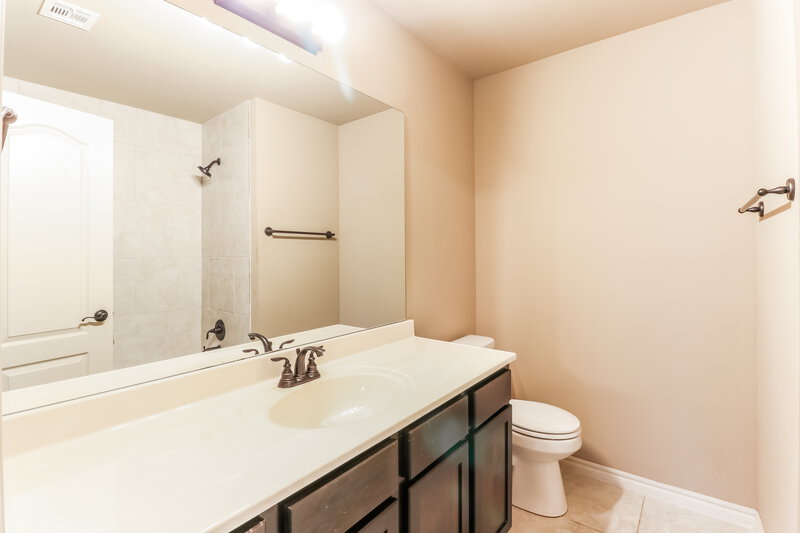 1,465/Mo, 421 Pearl St Yukon, OK 73099 Main Bathroom View