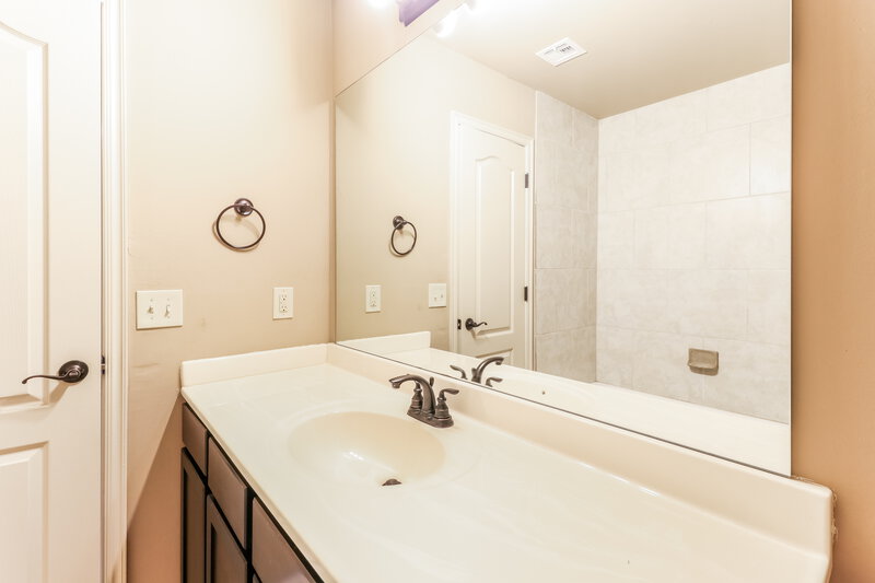 1,465/Mo, 421 Pearl St Yukon, OK 73099 Main Bathroom View 2