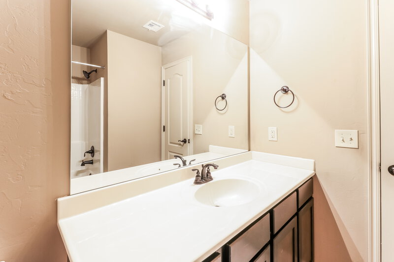 1,465/Mo, 421 Pearl St Yukon, OK 73099 Main Bathroom View 3