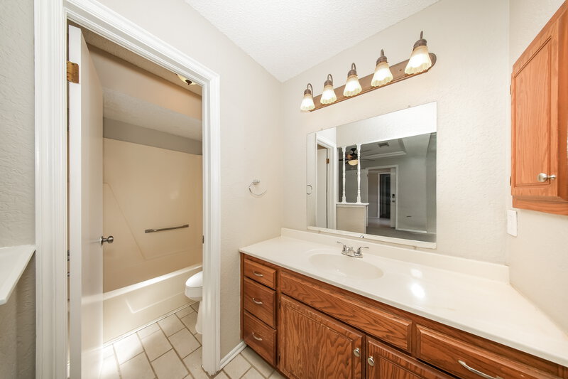 1,405/Mo, 2600 Amy Ct Moore, OK 73160 Main Bathroom View