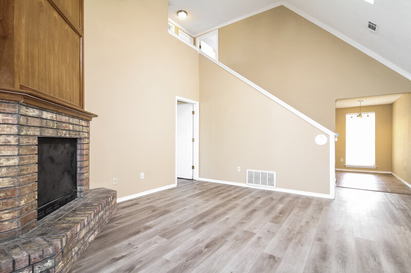 1,380/Mo, 2110 Westmore Dr Moore, OK 73170 Living Room View 2