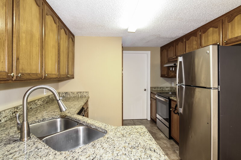 1,380/Mo, 2110 Westmore Dr Moore, OK 73170 Kitchen View