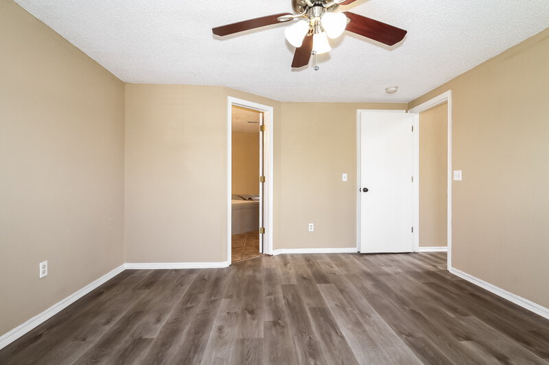 1,380/Mo, 2110 Westmore Dr Moore, OK 73170 Main Bedroom View