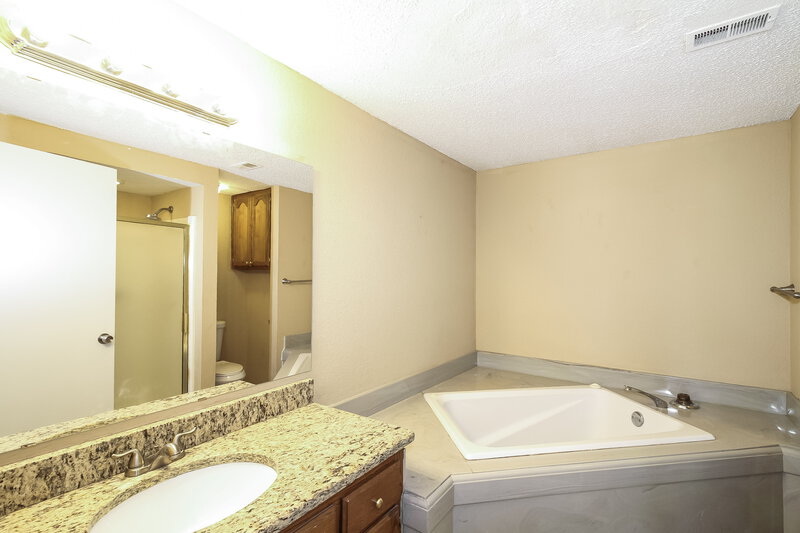 1,380/Mo, 2110 Westmore Dr Moore, OK 73170 Main Bathroom View