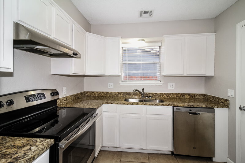 1,450/Mo, 8705 Dena Ln Oklahoma City, OK 73132 Kitchen View