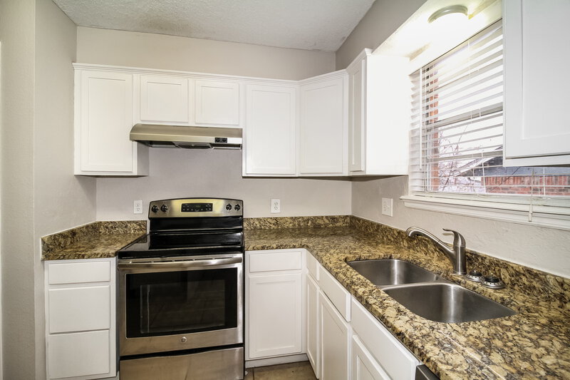 1,450/Mo, 8705 Dena Ln Oklahoma City, OK 73132 Kitchen View 2