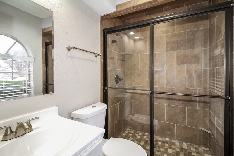 1,450/Mo, 8705 Dena Ln Oklahoma City, OK 73132 Main Bathroom View