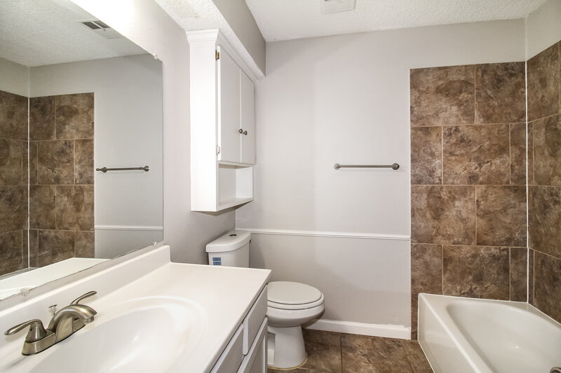 1,450/Mo, 8705 Dena Ln Oklahoma City, OK 73132 Bathroom View