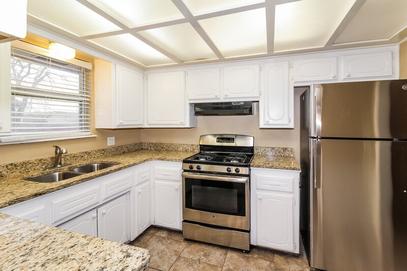 1,405/Mo, 1100 SE 11th St Moore, OK 73160 Kitchen View