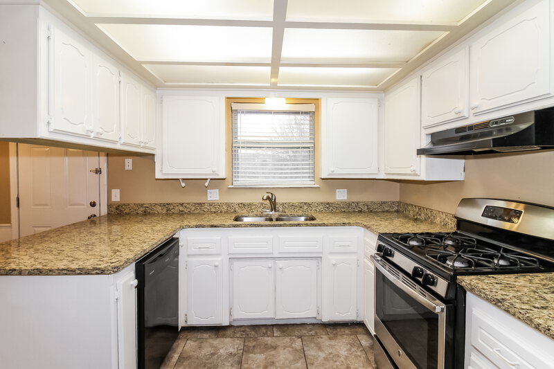 1,405/Mo, 1100 SE 11th St Moore, OK 73160 Kitchen View 2
