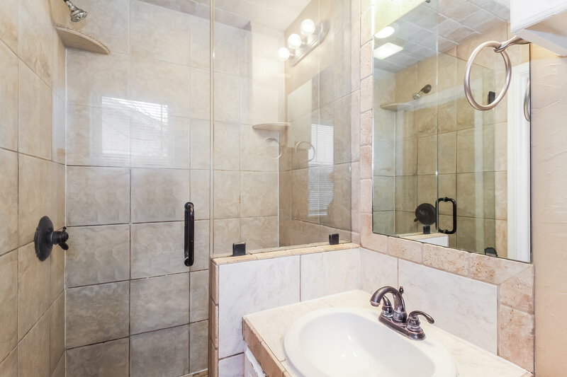 1,405/Mo, 1100 SE 11th St Moore, OK 73160 Main Bathroom View