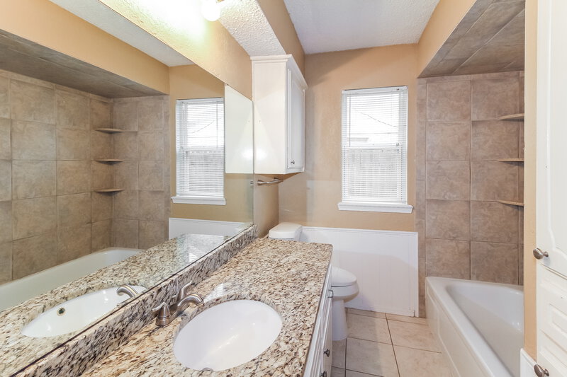 1,405/Mo, 1100 SE 11th St Moore, OK 73160 Bathroom View