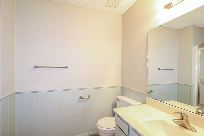 1,535/Mo, 10397 Dorothy Dr Oklahoma City, OK 73162 Main Bathroom View