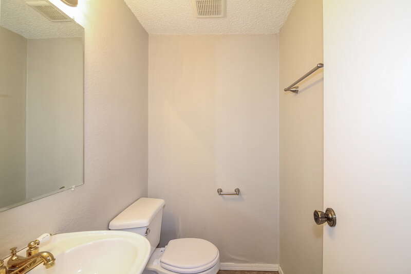 1,535/Mo, 10397 Dorothy Dr Oklahoma City, OK 73162 Bathroom View 2